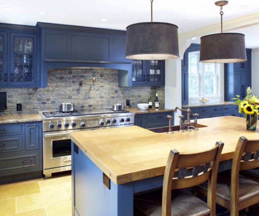 The color of indigo in the design of the kitchen attaches to its appearance of nobility