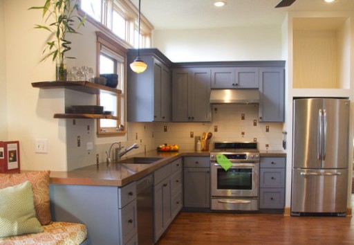 The design of this kitchen uses pastel colors that blend well with each other