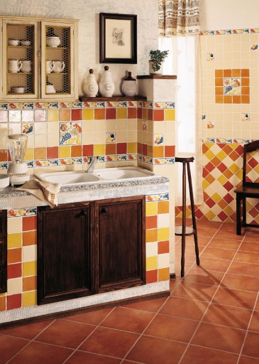 Bordo luminoso e una combinazione di diversi colori sono diventati una decorazione di questa cucina nello stile del paese