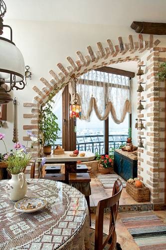 Pusryčiai su neįprastais dekoravimui tapo svarbia šios virtuvės interjero dalimi