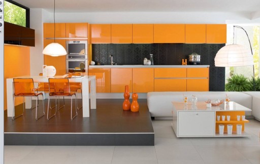 Känslan av friskhet och ljushet i detta interiör är skapad av en välvalad kombination av apelsin, vit och svart färger