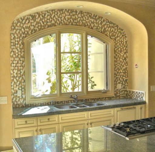 Udsmykket design af køkkenvinduet harmonerer harmonisk med den overordnede design stil