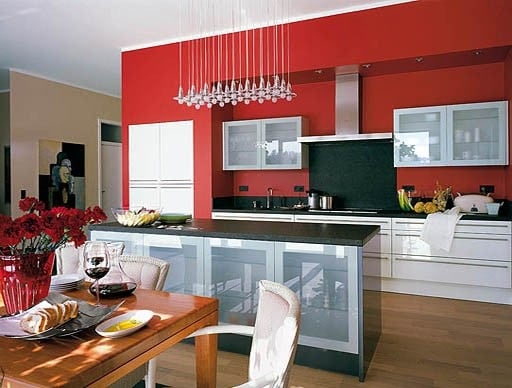 Stylový design černo-červeného kuchyňského studia vypadá atraktivně v přirozeném světle