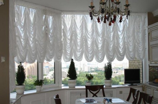 Záclony, ktoré tečú svetlými vlnami vzduchu, vyzdobia akékoľvek okno