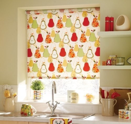 Roller blind di dapur dengan gambar tematik dapat mengangkat suasana dan menghidupkan kembali situasi