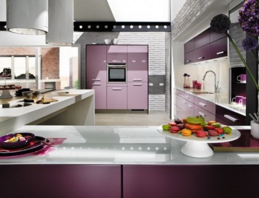 Fényes lila szín a csúcstechnikai konyha belsejében