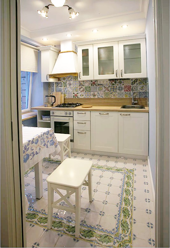 The layout of a small kitchen without a refrigerator