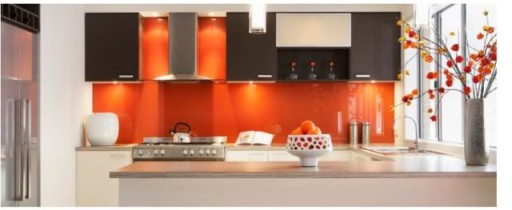El interior de esta cocina está construido sobre una combinación de blanco, negro y naranja que contrasta