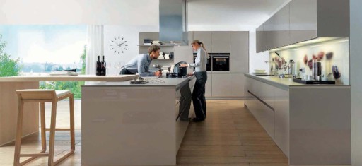 I det stilfulde og komfortable Schueller-køkken forvandles madlavningsprocessen fra en dagligdags rutine til en spændende kreativ aktivitet