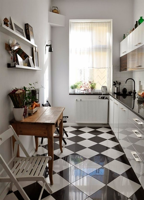 Plancher noir et blanc dans la cuisine