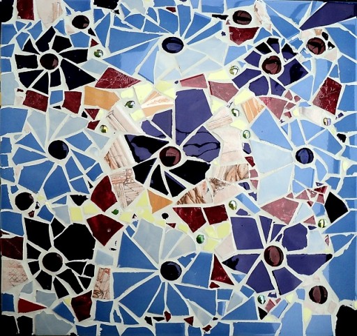 Mozaik iz odrezane ploščice je videti nenavadno in zelo privlačen, vendar takega rezultata ne bo enostavno doseči
