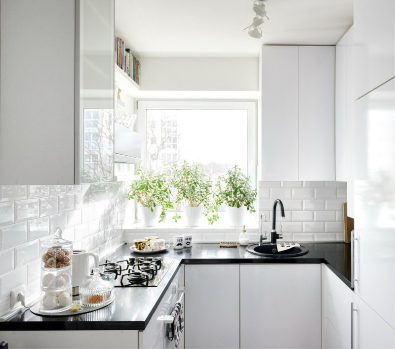 Dapur berbentuk U putih dengan aras atas