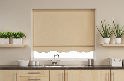 Roller blind di dapur dengan gambar bawah dengan anggun menghiasi pembukaan jendela