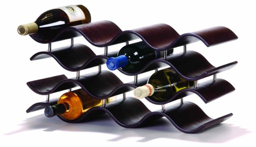 Neobvyklý tvar vínového regálu Oenophilia Bali 12-Bottle Wine Rack je dôležitým dekoratívnym prvkom