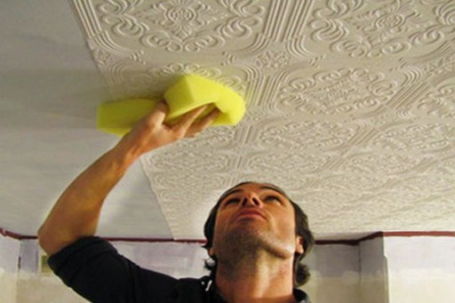 Поставянето на тапети на тавана на гипсокартон не е много различно от залепването на обичайния таван