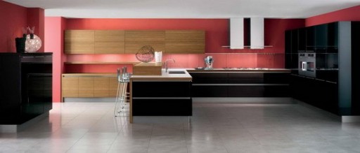 Svart kök med röd accentvägg vinner genom framgångsrik placering av möbler