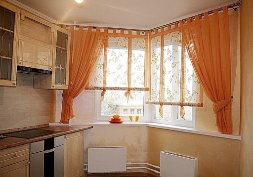 Alkuperäinen versio keittiön ikkunan koristelemisesta rullakaihtimilla