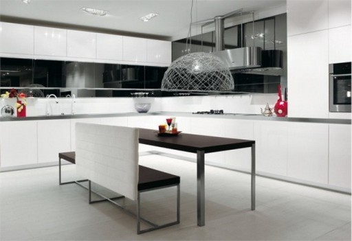 Mustan ja valkoisen keittiön herkku minimalismille sopii suurikokoisen asukkaan tarpeisiin