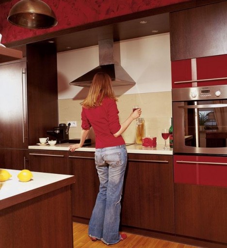 Mutfak mobilyası ile ankastre cihazlar oluşturan tek bir kompozisyon, organik olarak küçük bir odaya sığar
