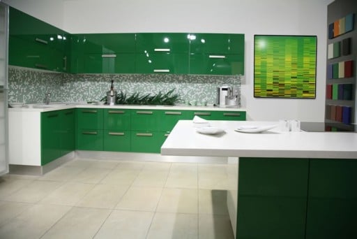 Un'immagine insolita nella combinazione di colori verde si è fusa con successo all'interno di questa cucina