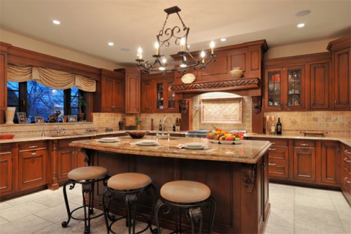 De dekorative muligheder for keramiske fliser eller mosaikker vil fuldt ud manifestere sig i køkkenets arbejdsområde