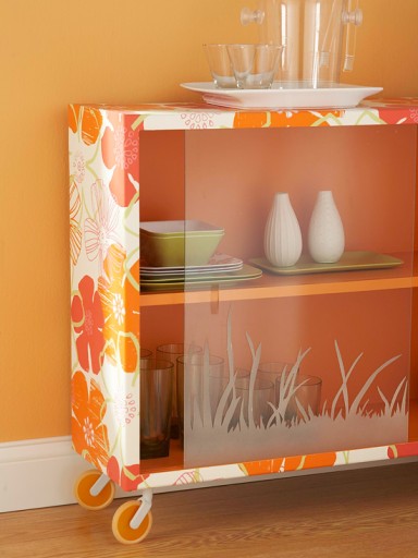 Perbaharui perabot dapur boleh menjadi sangat mudah - untuk melekatkannya dari semasa ke semasa dengan kertas dinding baru