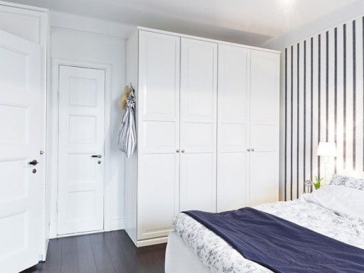 Den svenska stilens funktionalitet i kombination med vit färg, belägen i en lyckad layout gör lägenheten till en önskvärd och inbyggd