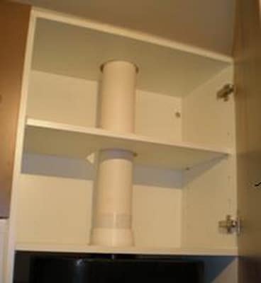 Za skrivanje kuhinjskih komunikacij je v nekaterih omarah potrebno vrtati dodatne luknje