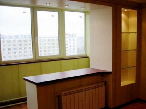 Išėjimas į balkoną kartu su virtuve gali tapti patogiu baro skaitikliu