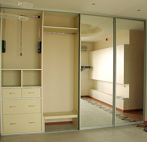 I en romslig garderobe kan du plassere alle ting - både nødvendig og unødvendig