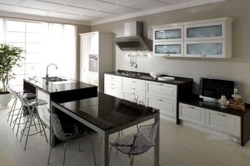 Valkoinen keittiö, jossa on musta pöytälevy, vaatii huolellista jatkuvaa hoitoa