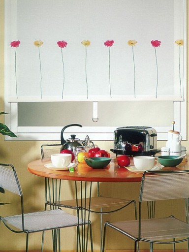 Šiuolaikinio stiliaus virtuvėje yra apvalios žaliuzės su ornamentu