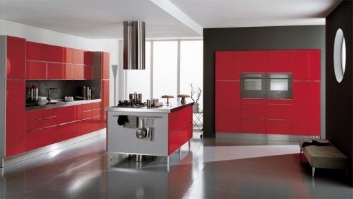 Černá a červená kuchyně ve stylu minimalismu prokazuje svou atraktivitu