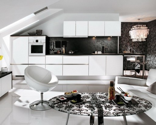 Mustavalkoisen keittiön sisustus näyttää houkuttelevalta kirkkaalta kontrastilta