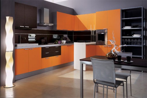 Amerikkalaiset suunnittelijat tarjosivat näkemyksensä mustasta ja oranssista yhdistelmästä keittiön suunnitteluun