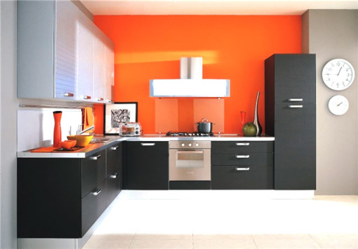 Kirkkaalla oranssilla taustalla yksinkertaiset ja tiukat huonekalut ovat erittäin houkuttelevia
