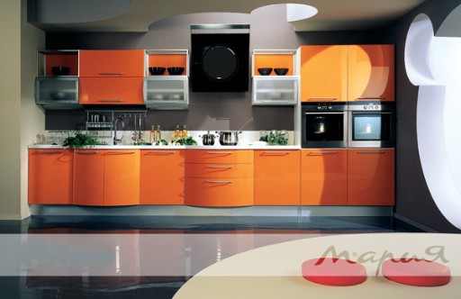 I ett strikt interiör lägger kontrasten av svart och orange till sig lätthet och positivt