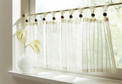 Enkle gardiner på kjøkkenvinduet kan bli et uerstattelig dekorativt element