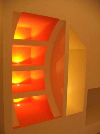 Uvanlig design og lyse belysning - de viktigste dekorative egenskapene til dette innebygde skapet