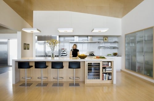 Meja bar klasik untuk dapur bisa jadi bukan hanya hiasan yang bagus, tetapi juga permukaan tempat kerja yang nyaman