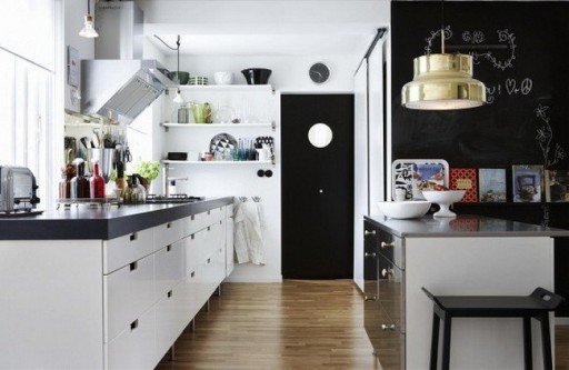 Valkoinen keittiö, jossa on musta yläosa - kontrasti, mutta ei