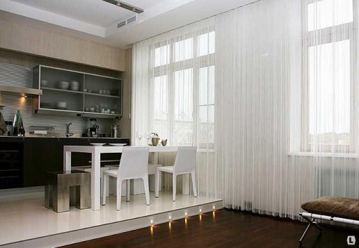 V tejto elegantnej interiérovej bielej nite závesy vykonávajú niekoľko funkcií naraz