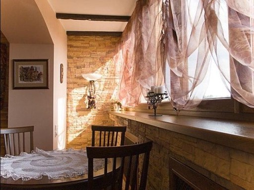 Mutfağa bir balkon eklemek işlevselliğini önemli ölçüde artırabilir