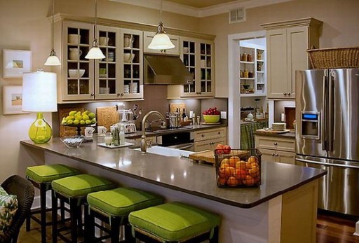 Dapur sudut diatur dengan meja bar dalam gaya klasik yang cocok untuk dapur yang luas