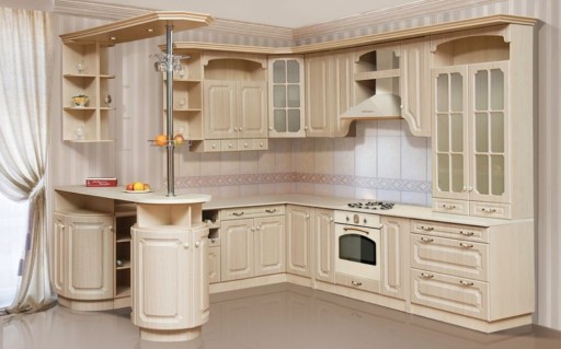Talon omistajan tyylillä sanotaan keittiön sarja, jossa on elegantti baaritiski klassiseen tyyliin