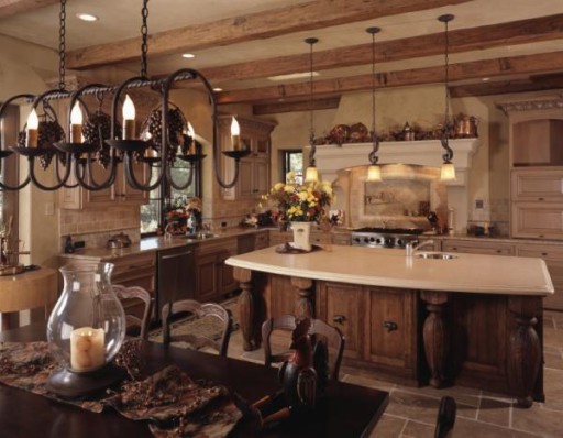 Para enfatizar las propiedades decorativas de la chimenea, vale la pena utilizar en el diseño de la cocina más elementos de madera