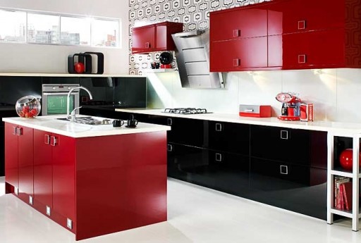 Černá a červená kuchyně může sloužit jako příklad úspěšné barevné rovnováhy