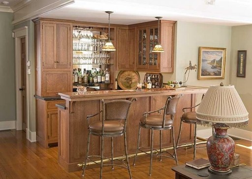 Meja bar klasik di dapur studio melengkapi suasana aristokrat