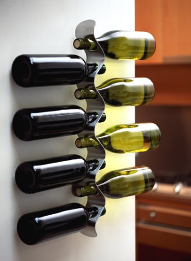 Styrket på veggvinhyllen Flow Wine Rack fra Design My World ser imponerende og uvanlig ut