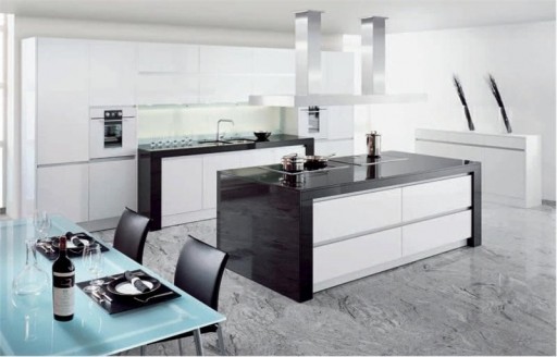 Valkoinen keittiö, jossa mustat aksentit: onnistunut yhdistelmä useita värejä